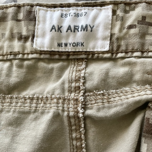 Camo Cargo Pants Size 32 - Picture 9 of 11